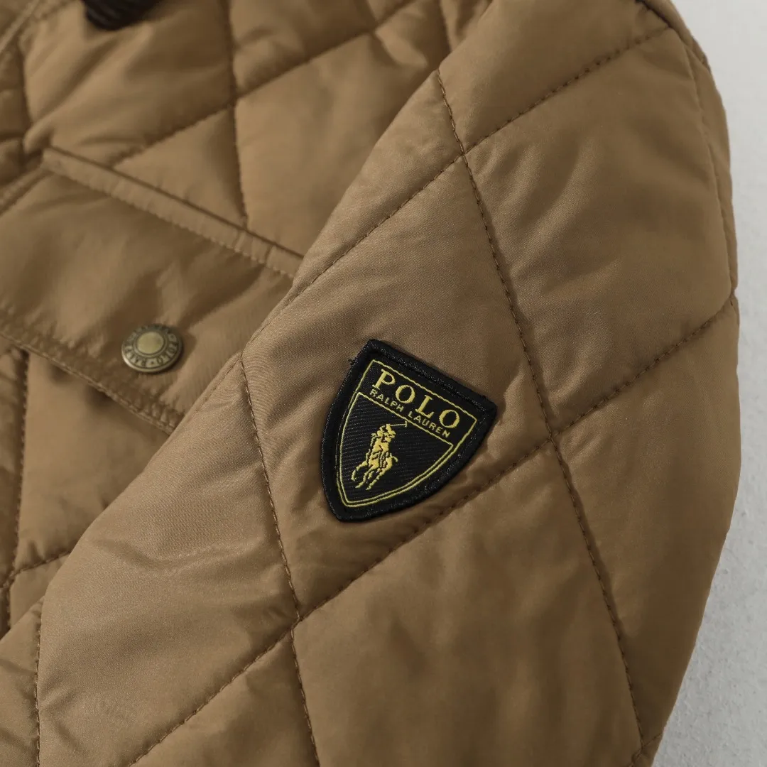 P370 #59 Ralph Lauren classic rhombus quilted cotton jacket for men and women. Inspired by retro workwear, it blends with contemporary British style. The imported machine-pressed rhombus quilting is accurately aligned, and the three-dimensional H-shaped tailoring is neat and slim. It is not bulky when layered in autumn and winter, and still maintains a light style.  Texture is reflected in the details: customized metal buckles, corduroy lapels, breathable eyelets under the arms, and slits on the hem, all replicating the brand's high-end genes. All excipients are standardized!  Five colors to choose from: black/khaki/brown/green/navy blue, easy to switch between commuting, leisure, and travel occasions. Function and appearance coexist: 37.5°C temperature control black technology, breathable and moisture-proof, anti-slip cotton patented fabric, temperature-locking, soft and waxy, durable and stylish. A retro warm-keeping item that can handle low temperatures calmly. The details are all made of craftsmanship, and the style has no limits. It has a classy look that will turn heads.  Color: Khaki Black Navy Green Brown Size: S M L